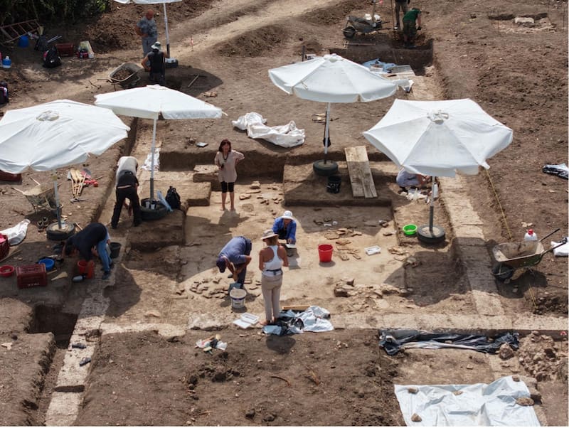 Arqueólogos griegos trabajan en el yacimiento arqueólogico de Mieza.