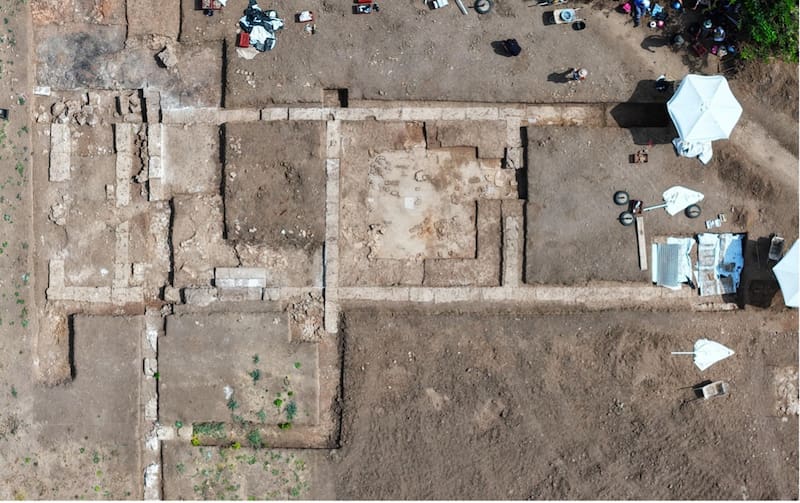 Vista aérea de un complejo de habitaciones que incluía una antesala y dos salas de banquetes que se descubrió en las excavaciones del yacimiento.
