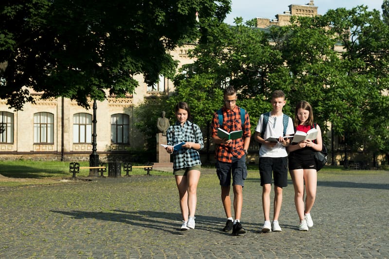 Las nuevas instituciones estarán distribuidas entre el Bronx y Queens, y fueron diseñadas para atender diferentes niveles educativos, desde jardín de infantes hasta secundaria. Imagen: Freepik.