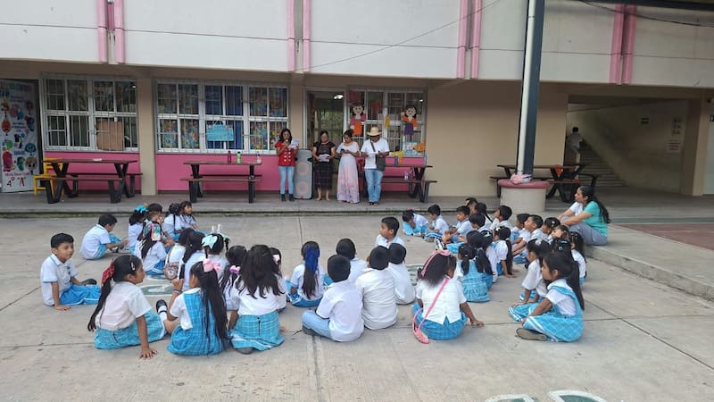 Niños estudiando en un día normal en el Estado de Guerrero.