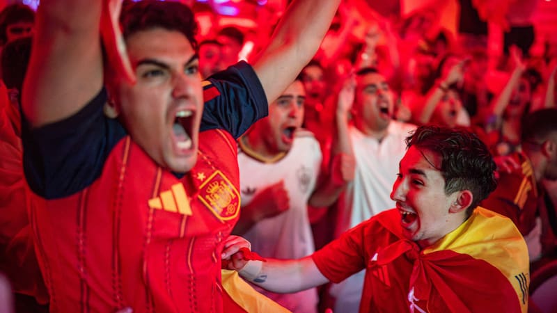 (260711) -- BARCELONA, 11 julio, 2026 (Xinhua) -- Imagen del 10 de julio de 2026 de aficionados de España reaccionando mientras observan la transmisión en vivo del partido de cuartos de final de la Copa Mundial de la FIFA 2026 ante Bélgica, en Barcelona, España. (Xinhua/Joan Gosa) (ra) (da)