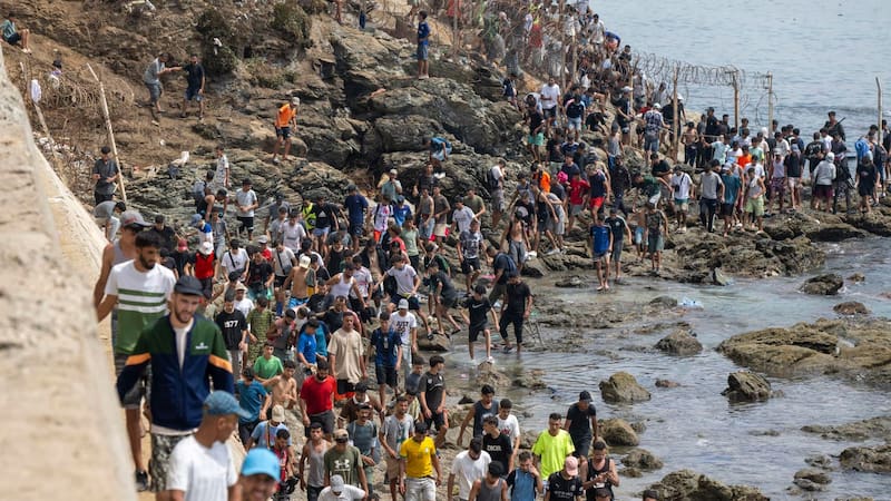 La entrada se concentró en la frontera del Tarajal y el espigón fronterizo, el punto donde el perímetro terrestre se adentra en el mar.