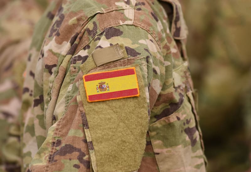 España no está desprotegida, pero necesita reforzar sus defensas militares, según análisis británico.