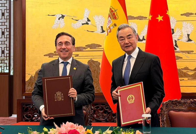 PEKÍN (CHINA), 14/04/2026.- El ministro de Exteriores español, José Manuel Albares, posa con su homólogo chino, Wang Yi, durante un encuentro celebrado este martes en el marco de la visita del presidente del Gobierno, Pedro Sánchez, a China. EFE/ Cuenta Oficial de José Manuel Albares en la red social X SOLO USO EDITORIAL/SOLO DISPONIBLE PARA ILUSTRAR LA NOTICIA QUE ACOMPAÑA (CRÉDITO OBLIGATORIO)