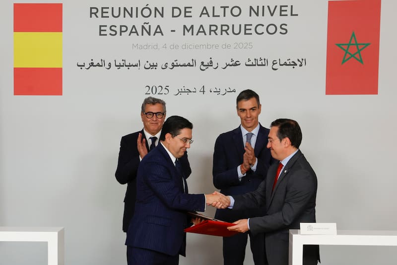 MADRID, 04/12/2025.- El presidente del Gobierno, Pedro Sánchez (d, atrás), y el jefe de Gobierno marroquí Aziz Akhannouch (i, atrás) asisten a la firma de un acuerdo entre el ministro de Exteriores, José Manuel Albares (d, en primer término), y su homólogo marroquí, Nasser Bourita (i, en primer término), en el marco de la reunión de alto nivel entre ambos países, este jueves, en el Palacio de la Moncloa. EFE/ Zipi
