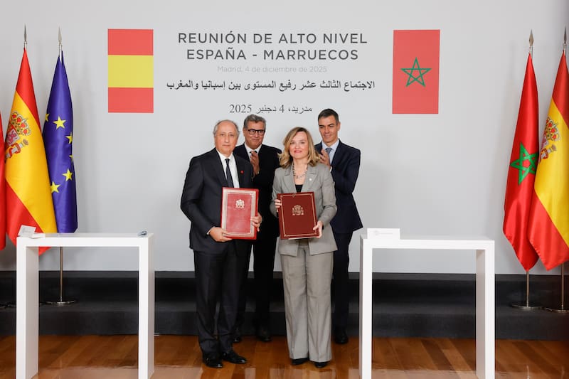 MADRID, 04/12/2025.- El presidente del Gobierno, Pedro Sánchez 2d), y el jefe de Gobierno marroquí Aziz Akhannouch (2i) asisten a la firma de un acuerdo entre la ministra de Educación, Formación Profesional y Deportes, Pilar Alegría (2d), y el ministro marroquí de Educación Nacional, Preescolar y Deportes, Mohamed Saad (i), en el marco de la reunión de alto nivel entre España y Marruecos, este jueves, en el Palacio de la Moncloa. EFE/ Zipi