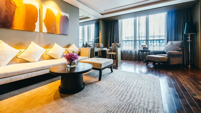 Los diseñadores revelan cómo aprovechar las cortinas, las lámparas y los accesorios para conseguir espacios más elegantes sin hacer reformas.