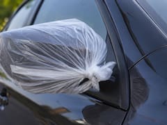 Atar una bolsa de plástico en los espejos del auto: por qué lo recomiendan y para qué se usa