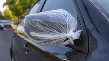 Atar una bolsa de plástico en los espejos del auto: por qué lo recomiendan y para qué se usa