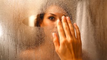 Adiós al problema más común de todos: cómo evitar fácil y rápido que se empañen los vidrios del baño