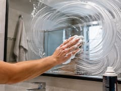 Por qué recomiendan limpiar el espejo del baño con espuma de afeitar y para qué sirve