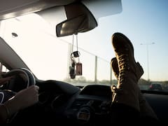 Por qué colgar objetos del espejo retrovisor puede ser ilegal y qué consecuencias tiene para los conductores