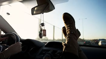 Por qué colgar objetos del espejo retrovisor puede ser ilegal y qué consecuencias tiene para los conductores