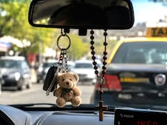 Medida oficial | Por la sección 7 del Manual del Conductor, se prohibió terminantemente colgar rosarios, cintas y llaveros en el espejo retrovisor del auto