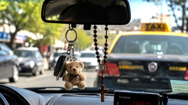 Medida oficial | Por la sección 7 del Manual del Conductor, se prohibió terminantemente colgar rosarios, cintas y llaveros en el espejo retrovisor del auto