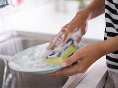 La regla que casi nadie sigue con la esponja de cocina y que cambia todo en la limpieza del hogar