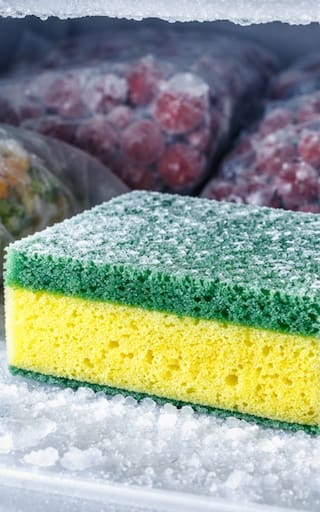 Congelar esponjas: para qué sirve y por qué cada vez más personas implementan este truco