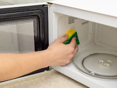 Meter la esponja de cocina en el microondas: para qué sirve y qué dicen los expertos