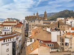 Esta es la ciudad más barata para alquilar en España: se puede rentar un piso por menos de 400 euros al mes, está a dos horas del mar y la rodean montañas