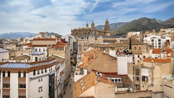 Esta es la ciudad más barata para alquilar en España: se puede rentar un piso por menos de 400 euros al mes, está a dos horas del mar y la rodean montañas