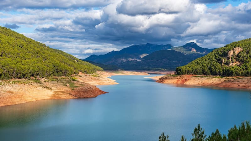 Esta es la ciudad más barata para alquilar en España: se puede rentar un piso por menos de 400 euros al mes, está a dos horas del mar y la rodean montañas