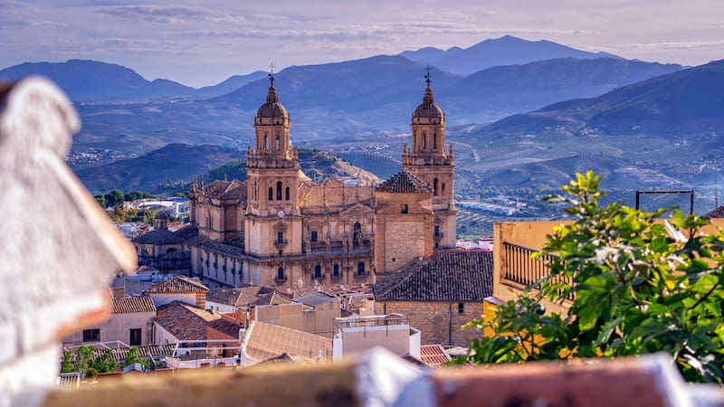 Esta es la ciudad más barata para alquilar en España: se puede rentar un piso por menos de 400 euros al mes, está a dos horas del mar y la rodean montañas