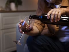 Esta es la edad exacta en que dejar el alcohol para evitar el Alzheimer, según un neurólogo experto