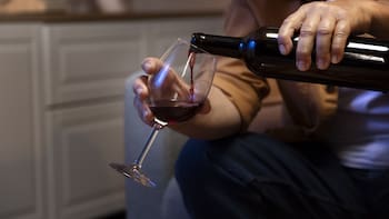 Esta es la edad exacta en que dejar el alcohol para evitar el Alzheimer, según un neurólogo experto