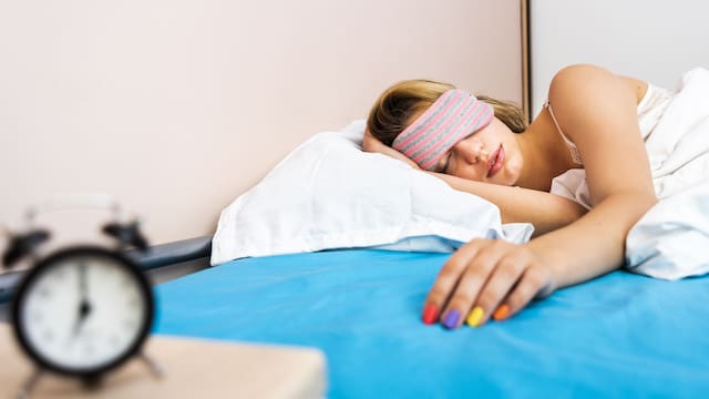 La posición exacta en la que debes dormir para disminuir la tensión muscular, según la ciencia