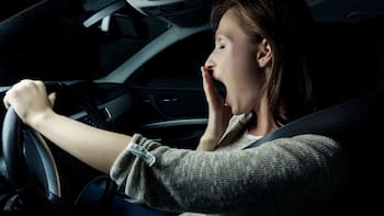 ¿Está permitido dormir en el coche? Todo conductor deberá cumplir con lo que dice la DGT