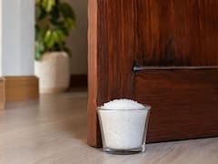 Colocar un vaso con sal detrás de la puerta: por qué muchas personas lo hacen y qué significa