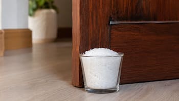 Colocar un vaso con sal detrás de la puerta: por qué muchas personas lo hacen y qué significa