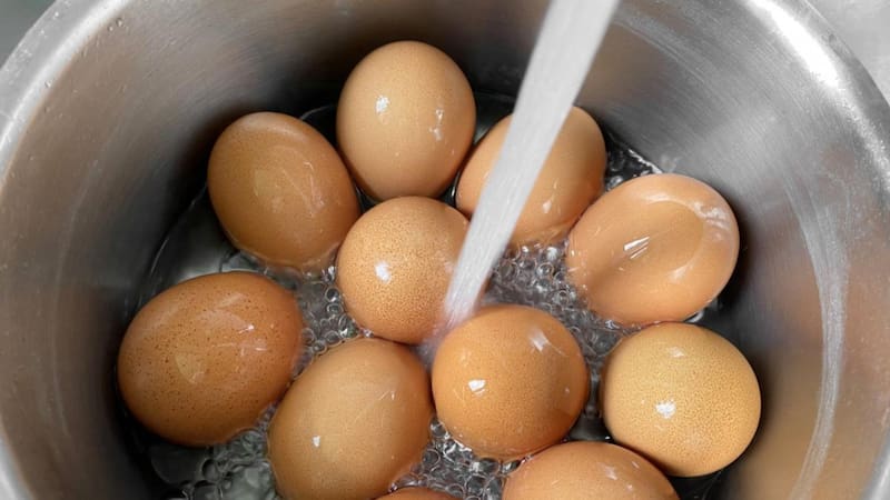 Esta práctica puede afectar la protección natural de la cáscara y aumentar el riesgo de contaminación. Los expertos en seguridad alimentaria explicaron cuál es la forma adecuada de conservar este alimento para mantenerlo seguro hasta su consumo.