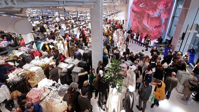 Esta tienda de Inditex ofrece prendas de ropa a precios muy bajos.