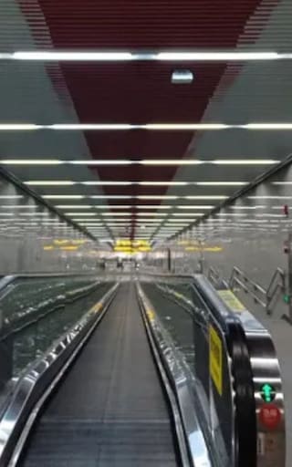 Así es la estación de trenes más profunda del mundo: llega hasta 100 metros bajo tierra y sus túneles parecen no terminar nunca