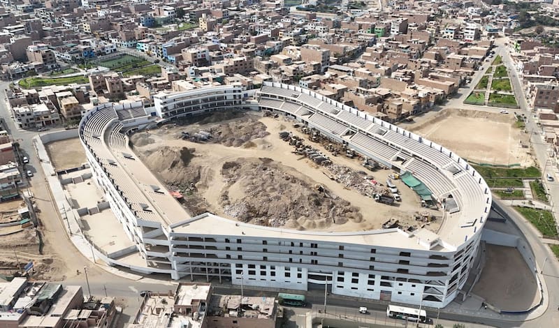El estadio San Genaro, en Chorrillos, Lima, recibió una inversión de más de 5 millones de dólares y hoy acumula toneladas de basura y maquinaria en desuso en su interior.