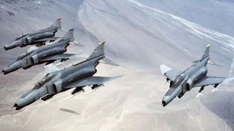 El avión Wild Weasel contiene misiles AGM-88 HARM