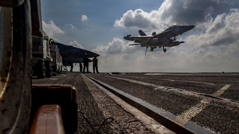Un EA-18G aterriza en el portaaviones USS Abraham Lincoln. Imagen: Armada de los EE.UU