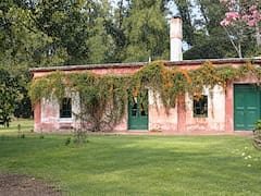 En 1824 compraron la estancia donde escribió Esteban Echeverría: 200 años después, la familia conserva un archivo de 40.000 libros