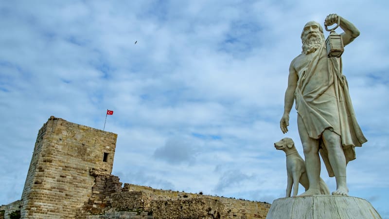 La frase de Diógenes sobre no necesitar nada vuelve a cobrar sentido hoy. Quién fue el filósofo griego y por qué su pensamiento sigue vigente.