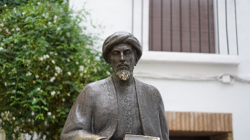 La historia detrás de la frase atribuida a Maimónides sobre enseñar a pescar y el verdadero sentido de su legado.