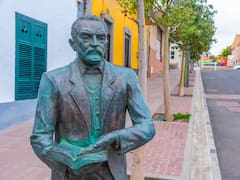 Miguel de Unamuno, escritor español: “Jamás desesperes; de las nubes negras cae agua limpia”