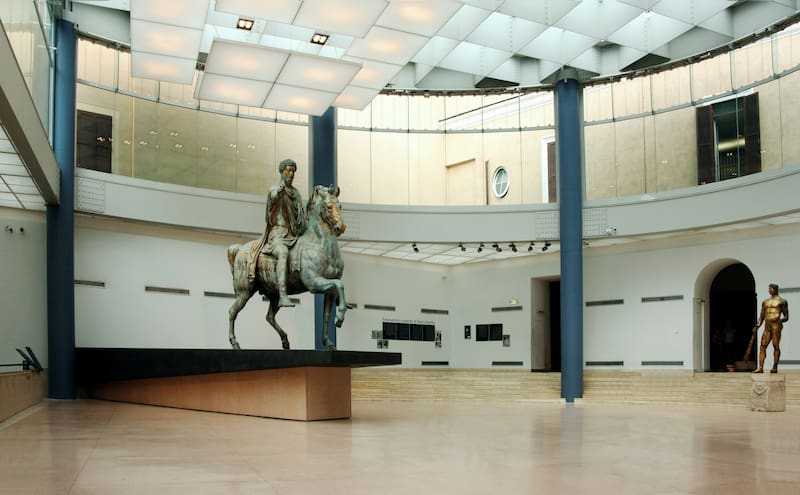 El emperador romano escribió sus reflexiones en Meditaciones, una obra que sigue influyendo en la filosofía práctica actual.