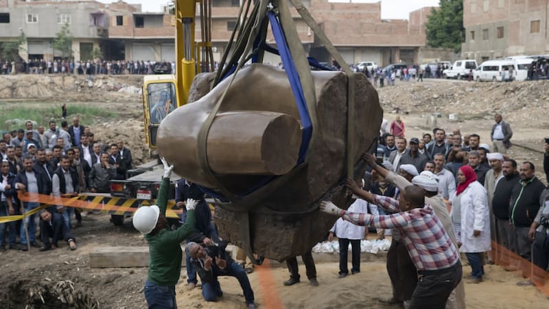 Fragmentos de la estatua de cuarcita fueron hallados entre barro y aguas subterráneas en el barrio de El Matareya, al este de El Cairo.