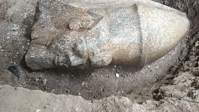Hallan en Egipto dos estatuas que podrían pertenecer a Ramsés II tras aviso de ciudadano.