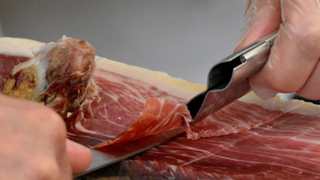 Este es el mejor pueblo del país para comer jamón ibérico: cuenta con más de 150 empresas jamoneras y algunas ofrecen degustaciones