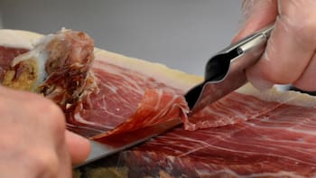 Este es el mejor pueblo del país para disfrutar jamón ibérico: cuenta con más de 150 empresas jamoneras y algunas ofrecen degustaciones