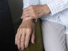 Este es el tratamiento más eficaz para combatir la artrosis: ¿cómo funciona y quiénes lo pueden aprovechar?