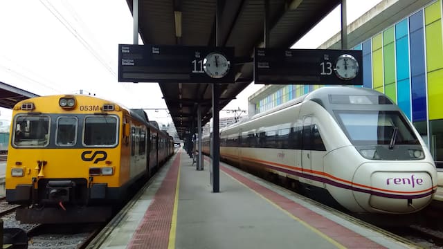 Chocó otro tren en España: en Cartagena, impactó contra una grúa y hay tres heridos confirmados