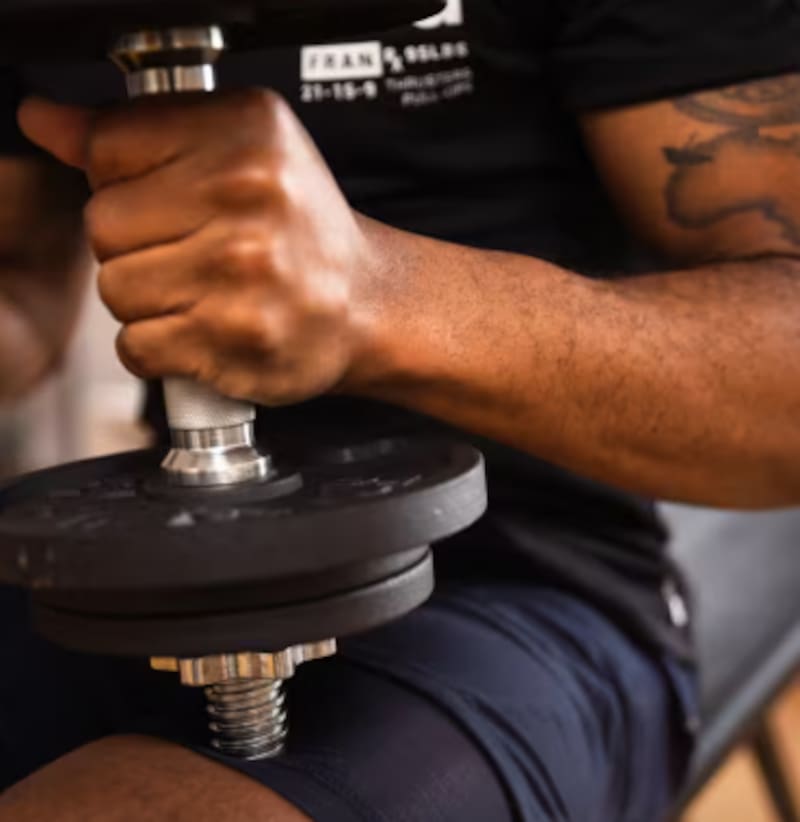 Este kit de mancuernas es tendencia en Decathlon: cuenta con barras, pesas y discos ideales para un entrenamiento completo.